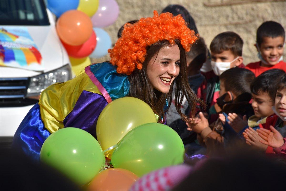 Şanlıurfa'da öğretmenler köydeki öğrencilere tiyatro oyunu sergiledi
