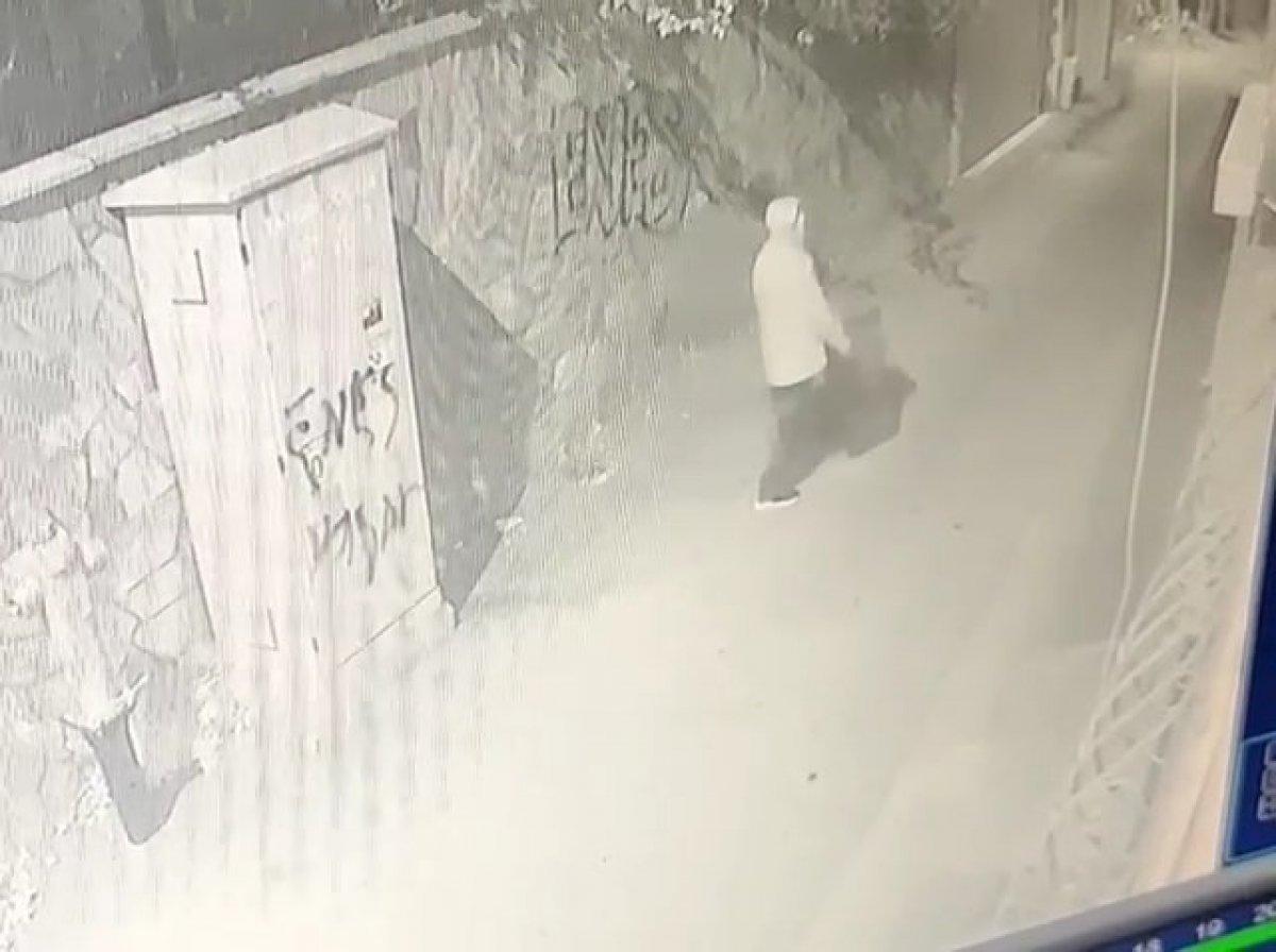 Bursa'da direğe bağlı olan çöp kovasını çaldı