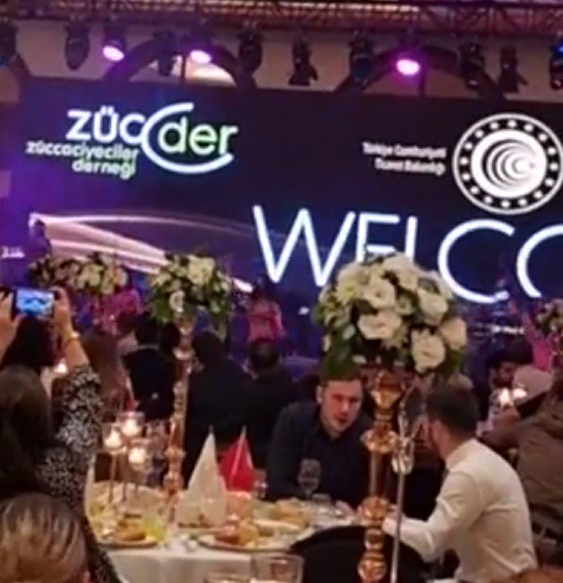 Züccaciyelerin organizasyonunda dansöz oynatıldı