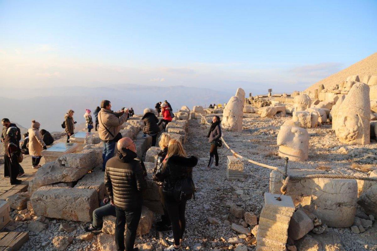 Nemrut Dağı sezonun son turistlerini ağırlıyor