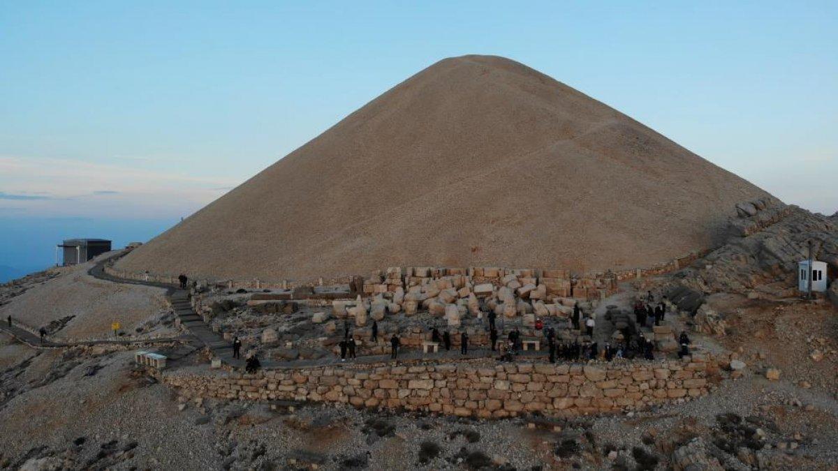 Nemrut Dağı sezonun son turistlerini ağırlıyor