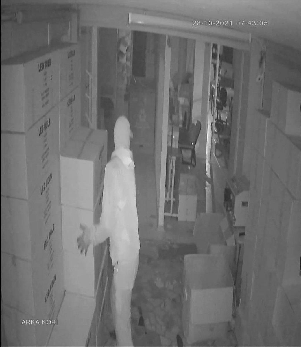 Ümraniye'de 10 bin adet led ampulü çalan hırsızlar, 80 bin liralık vurgun yaptı