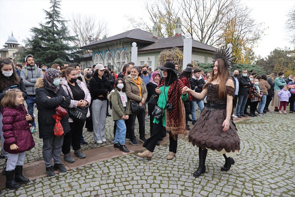 Edirne'de kahve ve çikolatadan yapılan elbise tanıtıldı