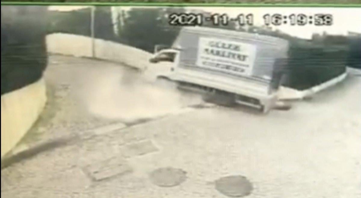 Sarıyer’de kamyonetin altına sürüklenen sürücü kamerada