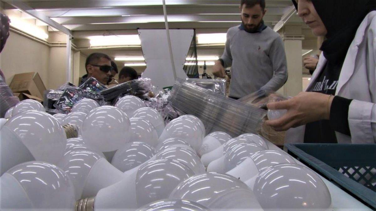 Ümraniye'de 10 bin adet led ampulü çalan hırsızlar, 80 bin liralık vurgun yaptı