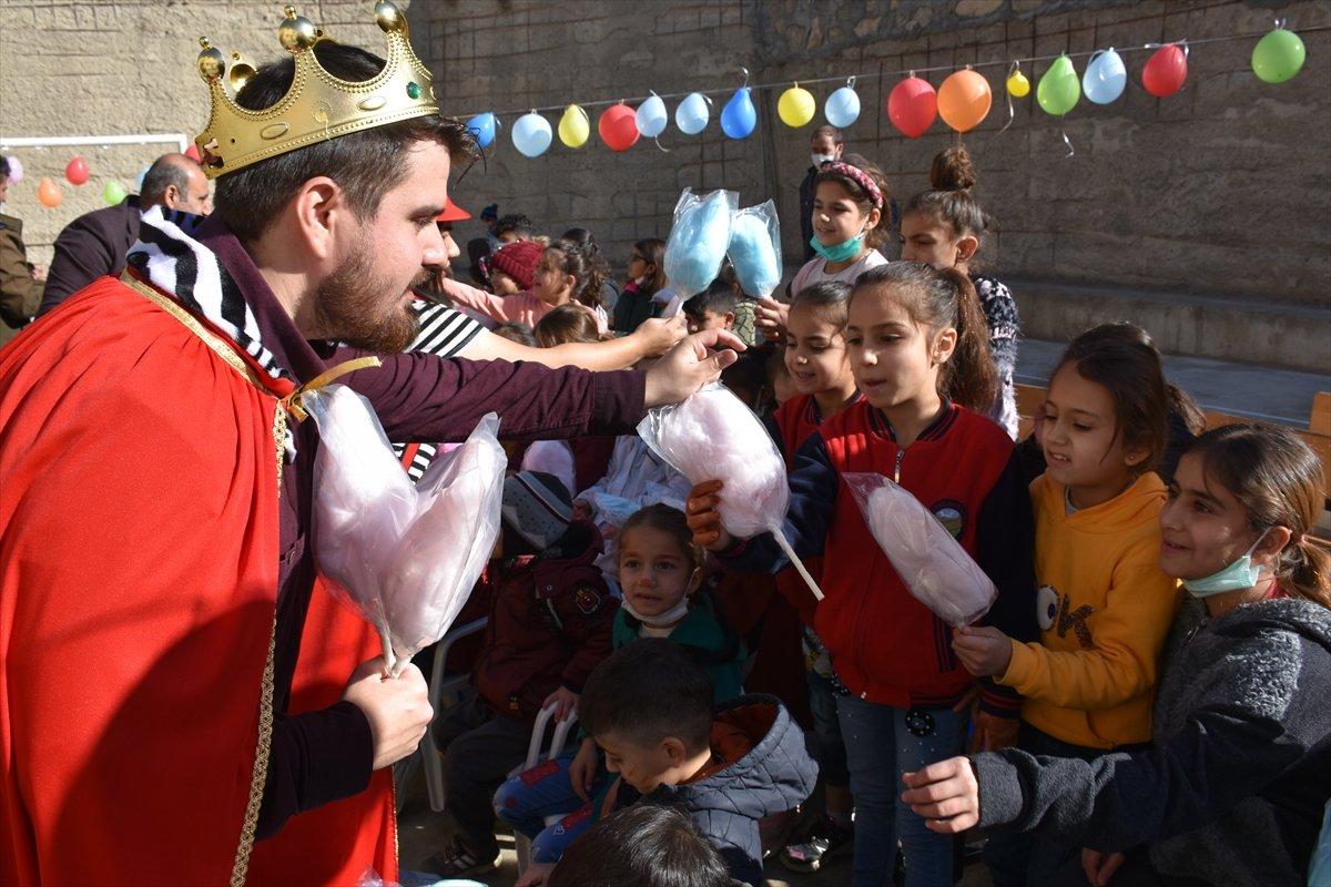Şanlıurfa'da öğretmenler köydeki öğrencilere tiyatro oyunu sergiledi