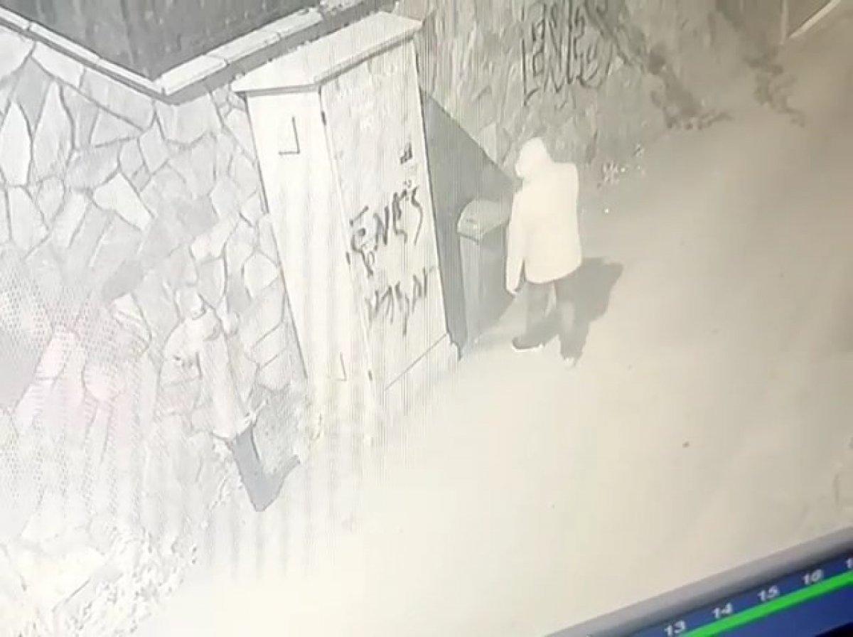 Bursa'da direğe bağlı olan çöp kovasını çaldı