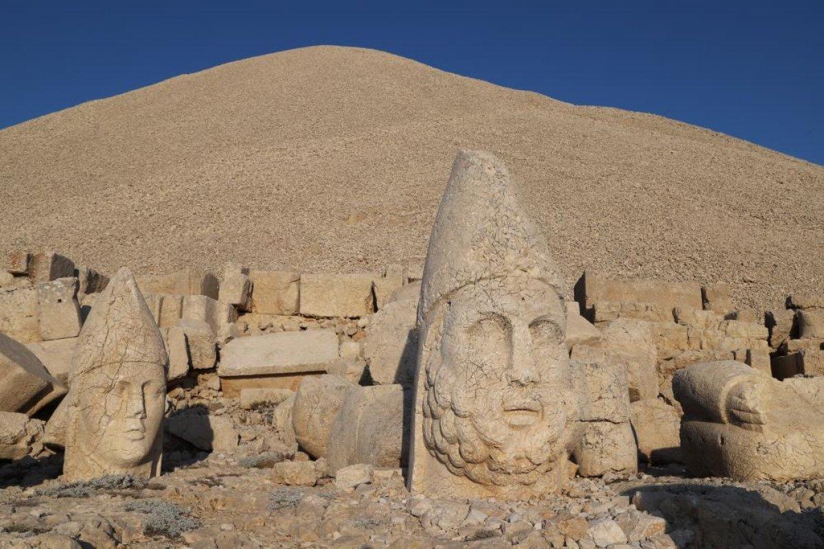 Nemrut Dağı sezonun son turistlerini ağırlıyor