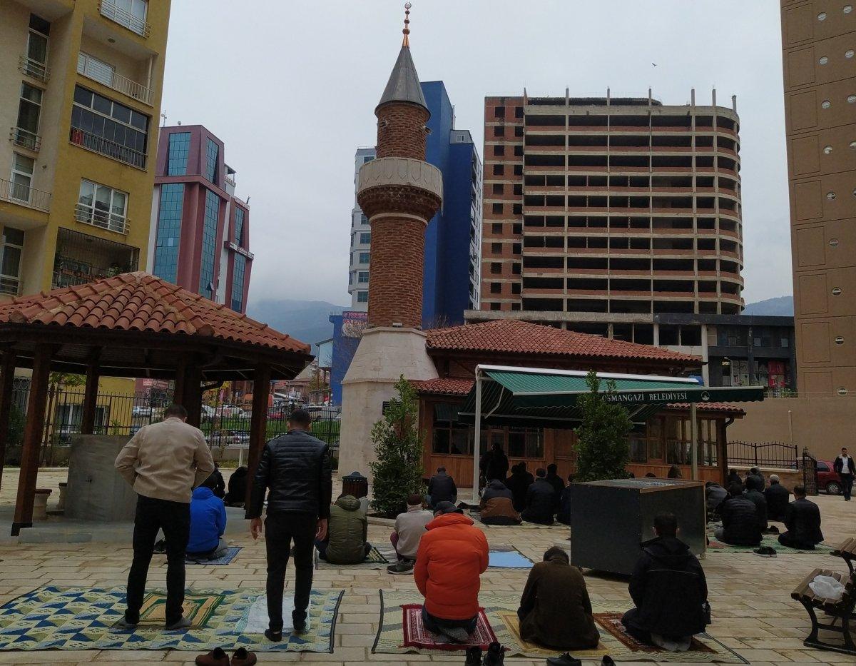 Bursa'da gökdelenlerin gölgesindeki 700 yıllık cami