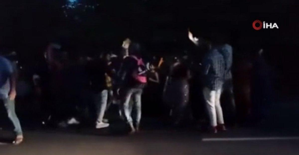 Hindistan'da kamyonet yol kenarındaki insanlara çarptı