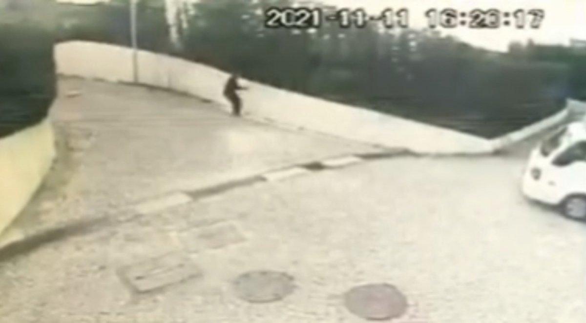 Sarıyer’de kamyonetin altına sürüklenen sürücü kamerada