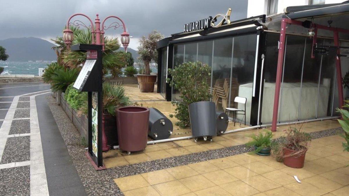 Muğla'da şiddetli rüzgar hayatı olumsuz etkiledi