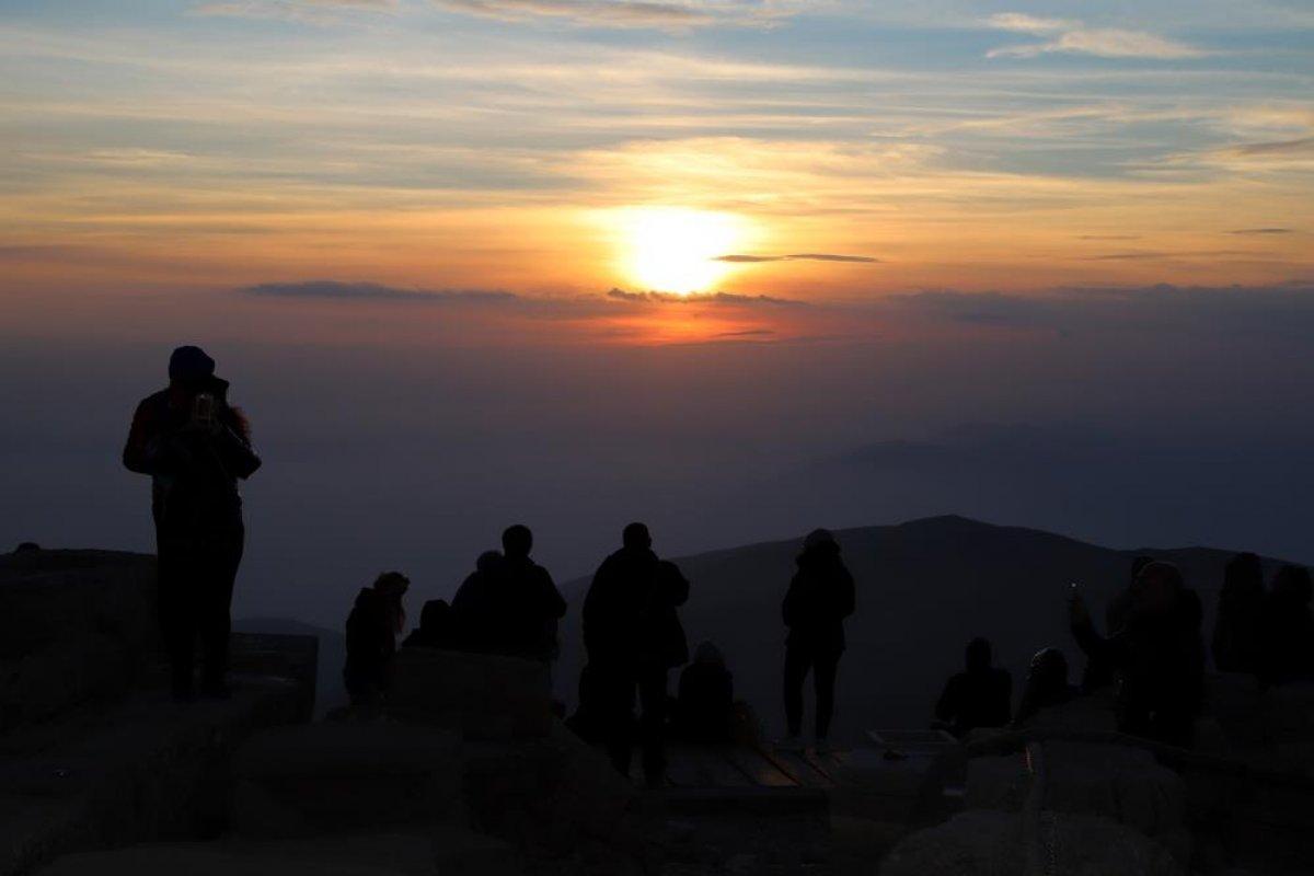 Nemrut Dağı sezonun son turistlerini ağırlıyor