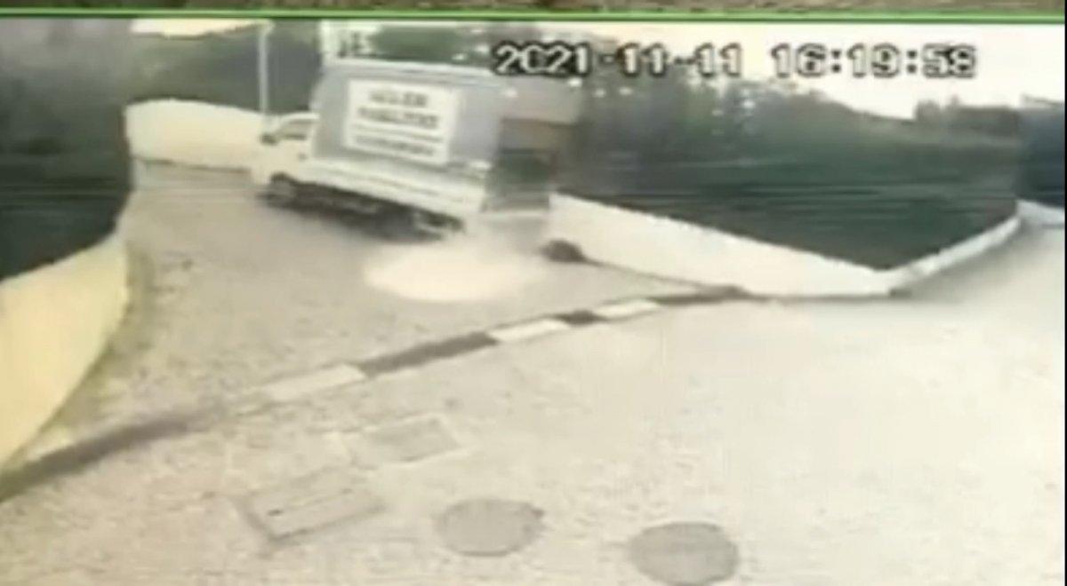 Sarıyer’de kamyonetin altına sürüklenen sürücü kamerada