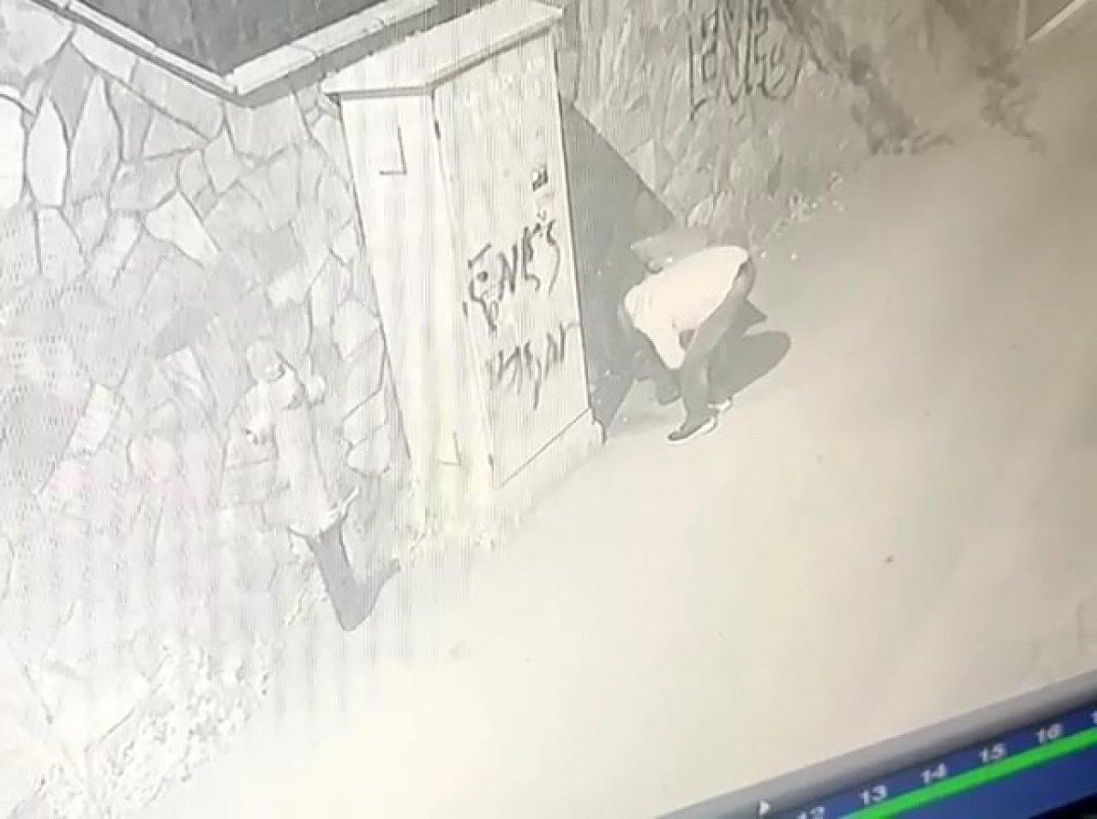 Bursa'da direğe bağlı olan çöp kovasını çaldı