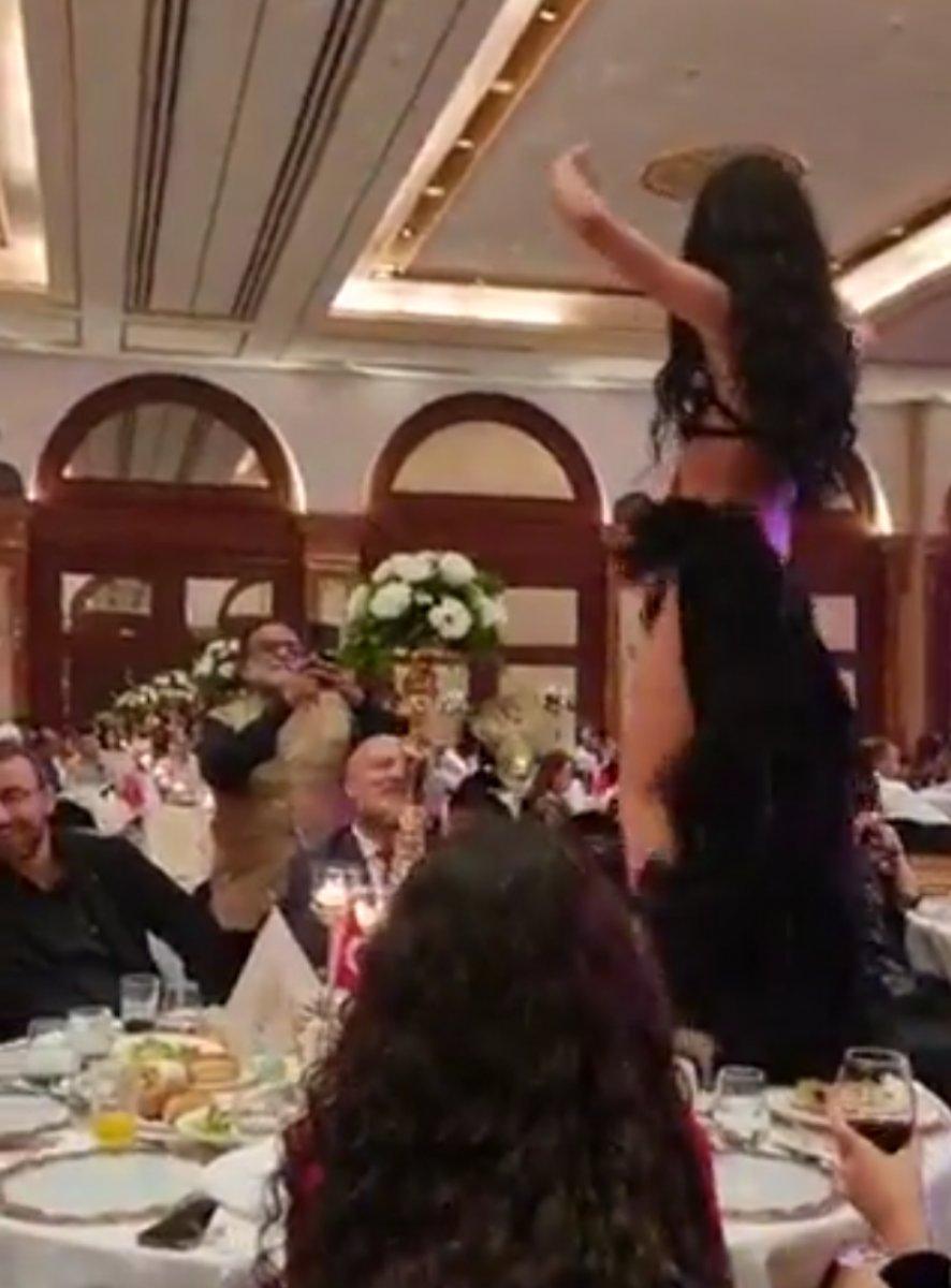 Züccaciyelerin organizasyonunda dansöz oynatıldı