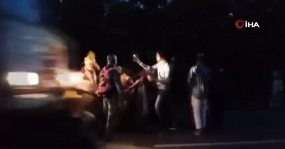 Hindistan'da kamyonet yol kenarındaki insanlara çarptı