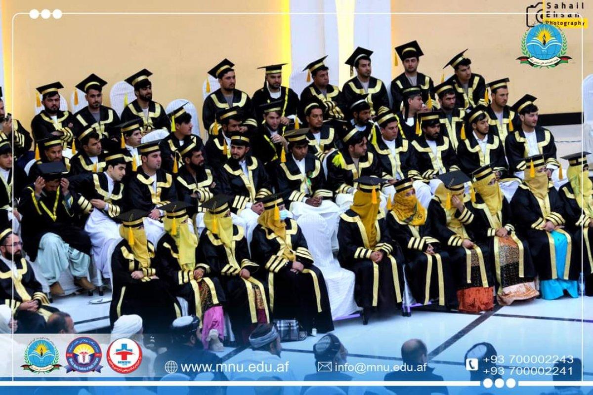 Afganistan'da Taliban yönetiminde diploma alan kız öğrenciler