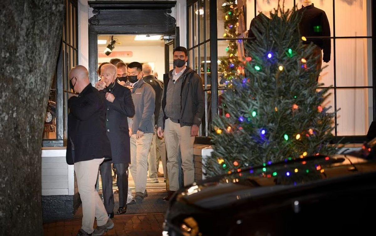 Joe Biden, kapalı mekanda maskesini indirdi