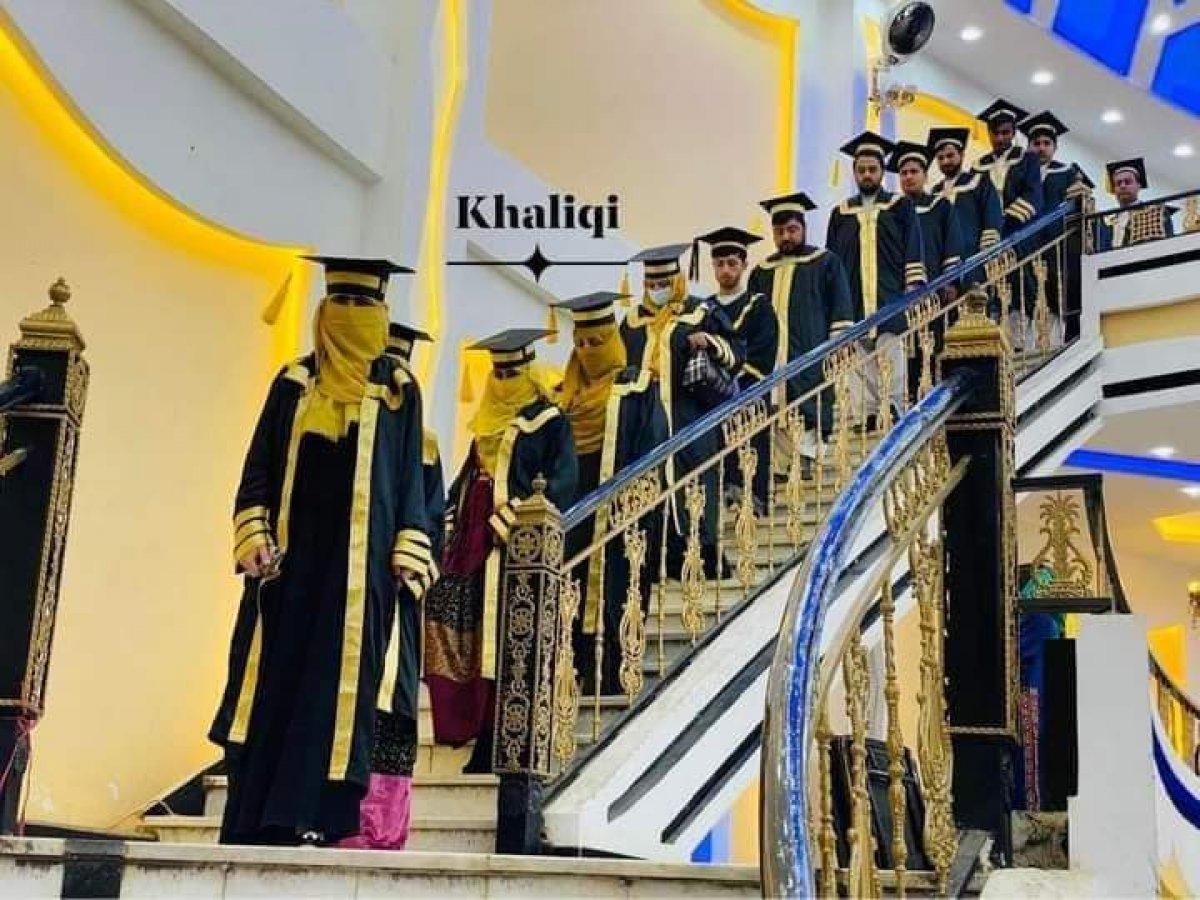 Afganistan'da Taliban yönetiminde diploma alan kız öğrenciler