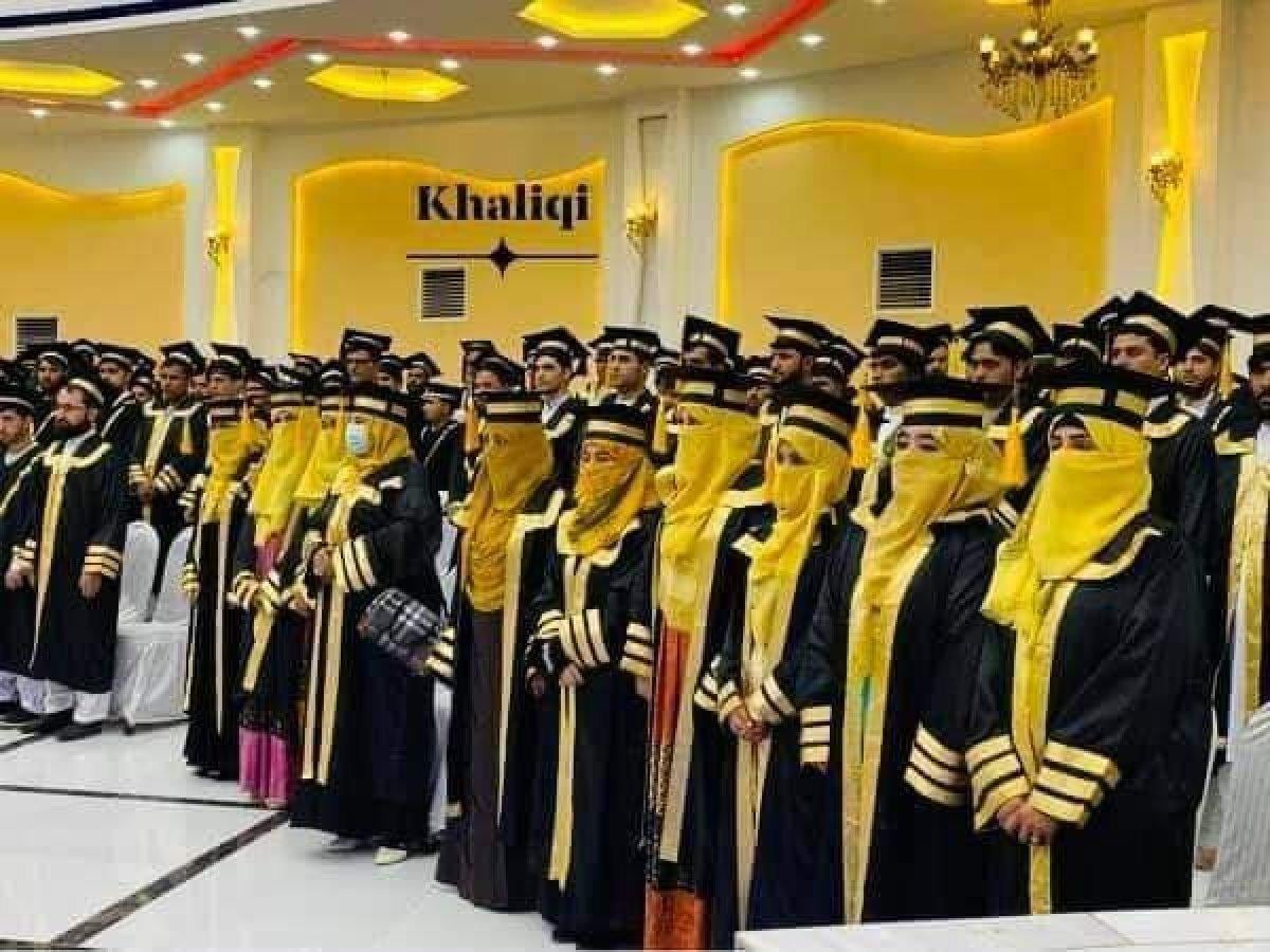 Afganistan'da Taliban yönetiminde diploma alan kız öğrenciler