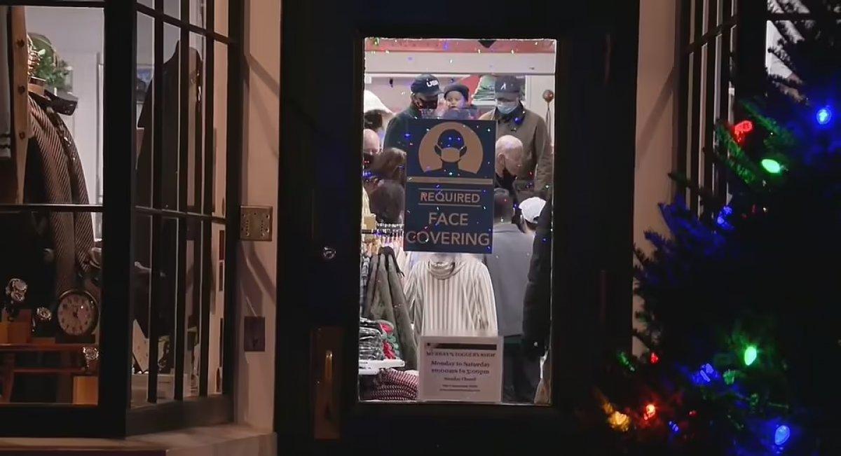 Joe Biden, kapalı mekanda maskesini indirdi