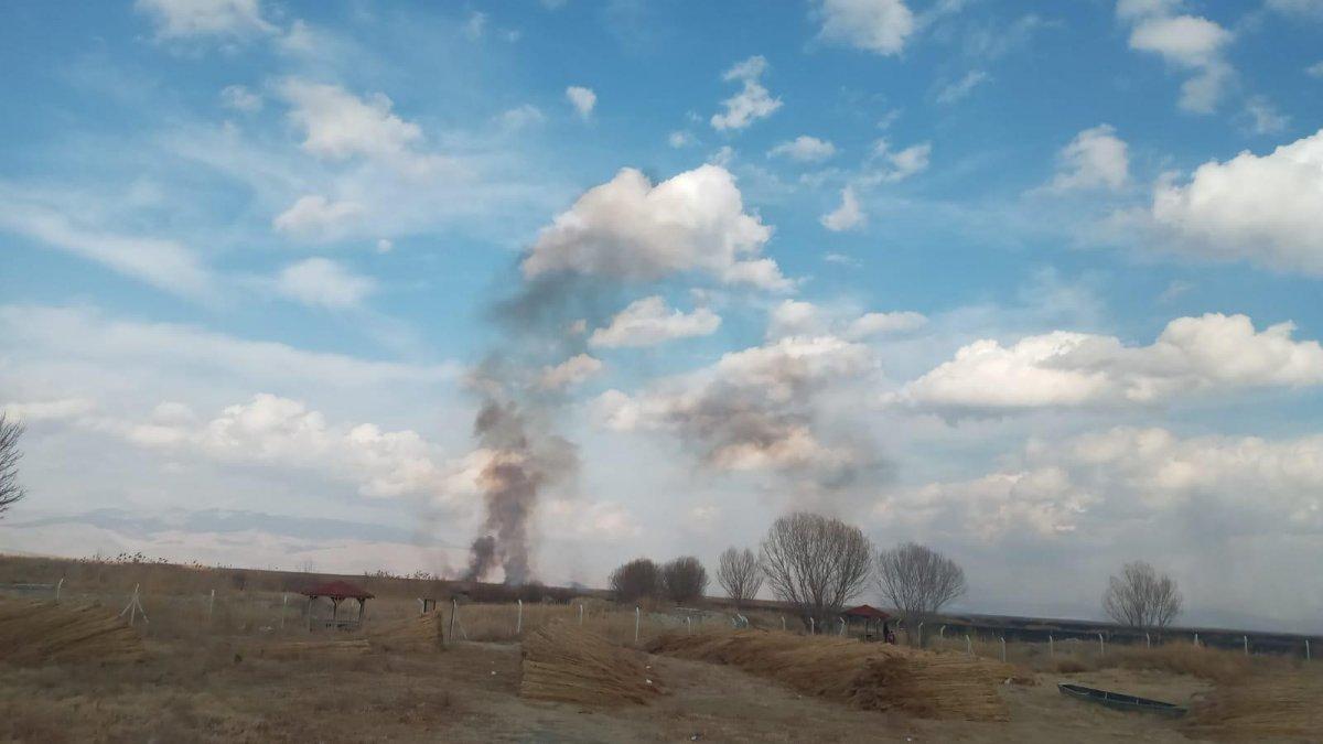 Eber Gölü'ndeki yangına müdahale edilemiyor