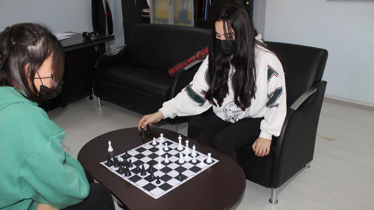 Liseli satranç şampiyonu Melek, hayvancılıkla uğraşan ailesine de destek oluyor