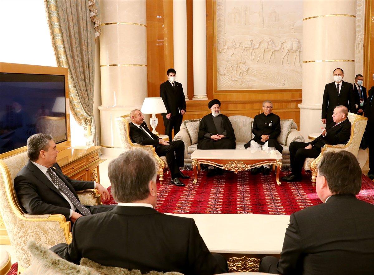 Liderler, Ekonomik İşbirliği Teşkilatı toplantısında buluştu