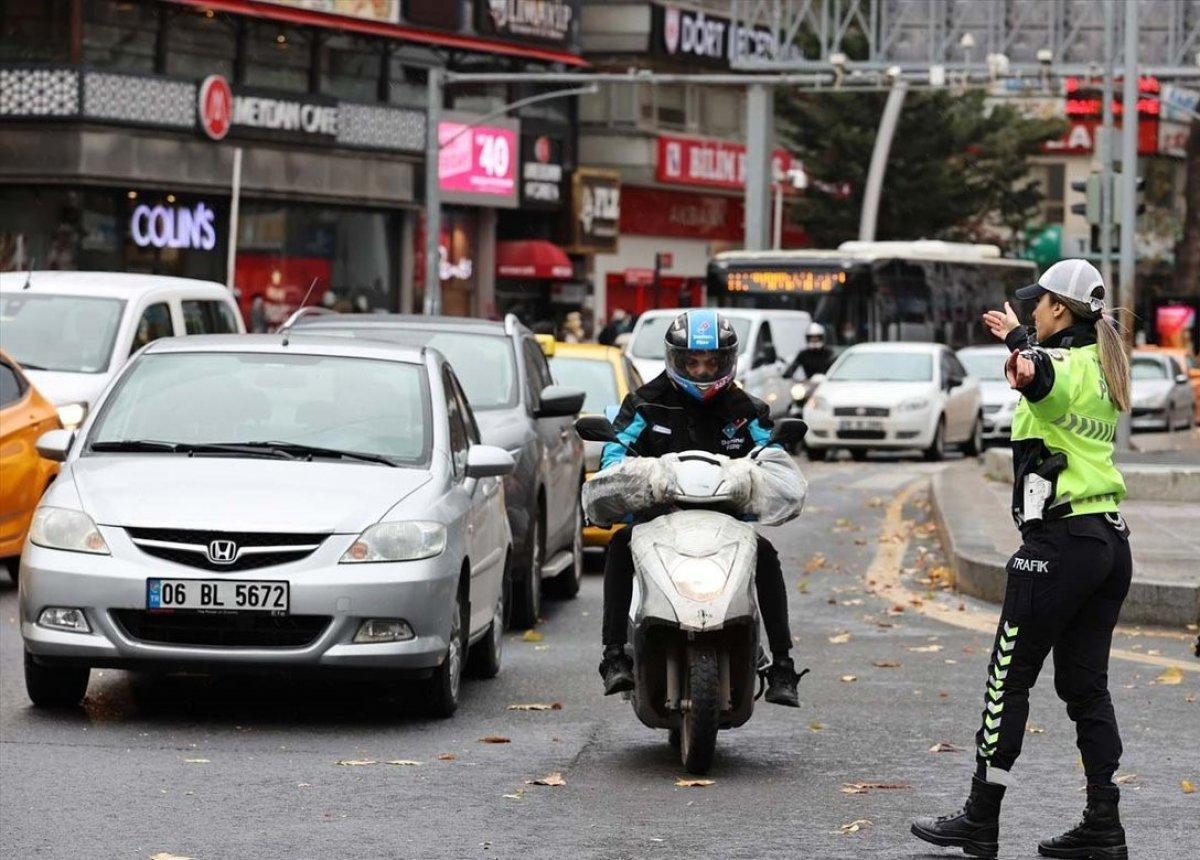 Ankara'nın kalbinde trafik güvenliği, kadın polislere emanet