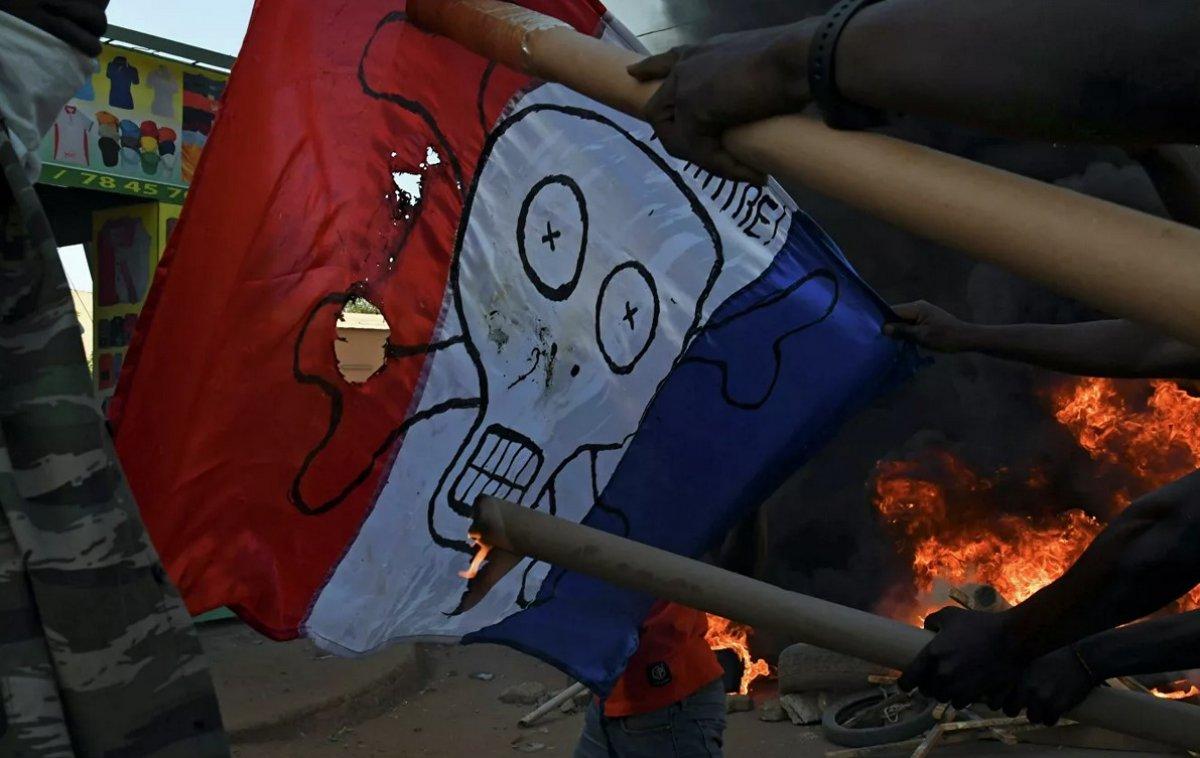 Fransa ordusuna ait konvoylar, Burkina Faso ve Nijer'de engellendi