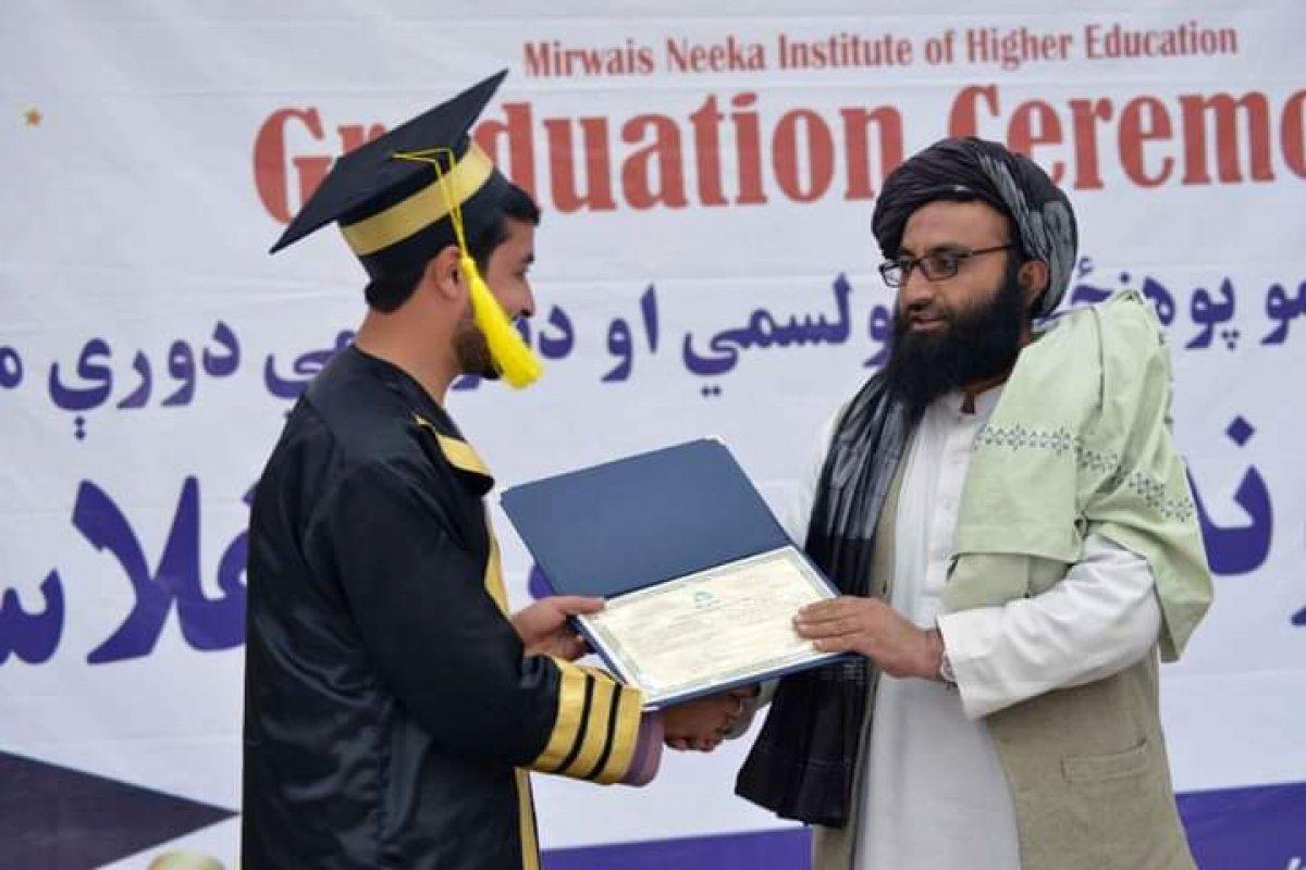 Afganistan'da Taliban yönetiminde diploma alan kız öğrenciler