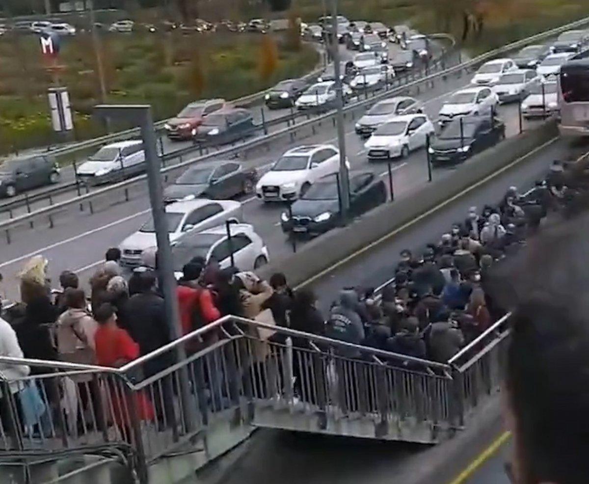 Altunizade metrobüs durağındaki yoğunluk kamerada