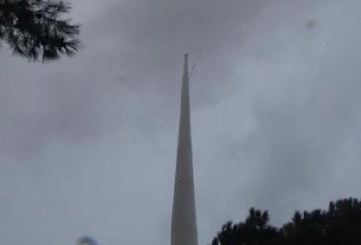 Çamlıca Tepesi'ndeki dev bayrak koparak uçtu