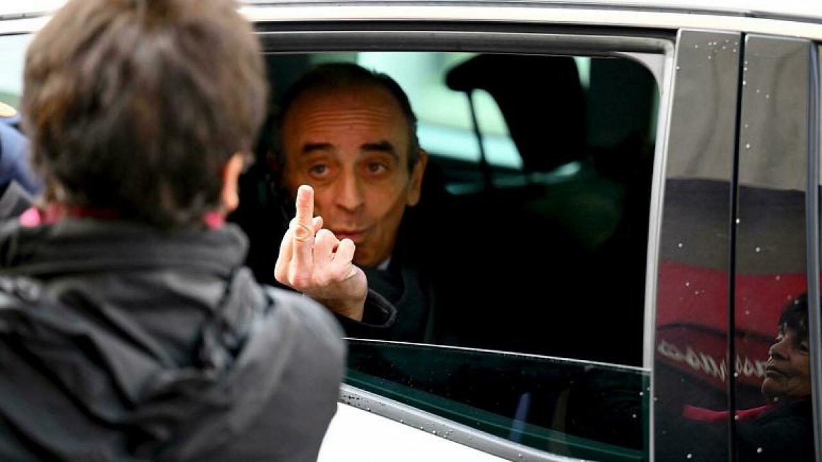 Fransa'da Macron'un rakibi Zemmour, protestocuya orta parmak gösterdi
