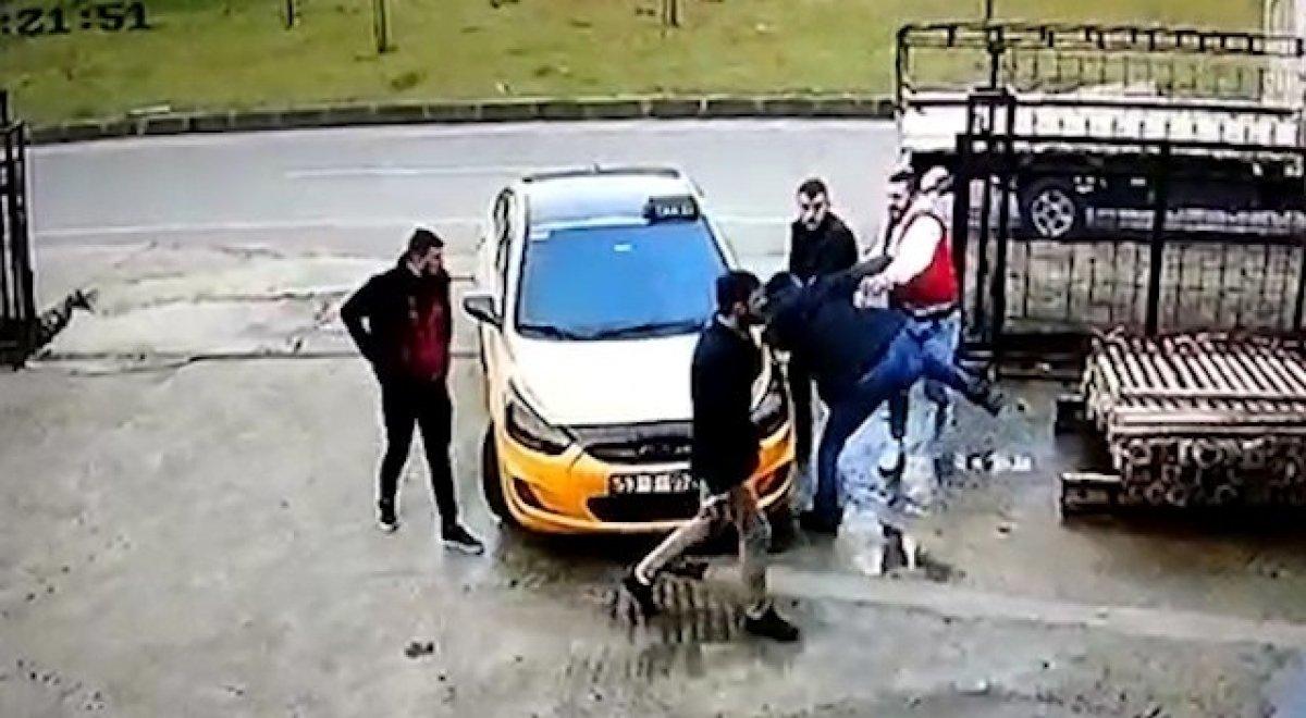 Rize’de, iş yerine bıçaklı ve demir çubuklu saldırı kamerada