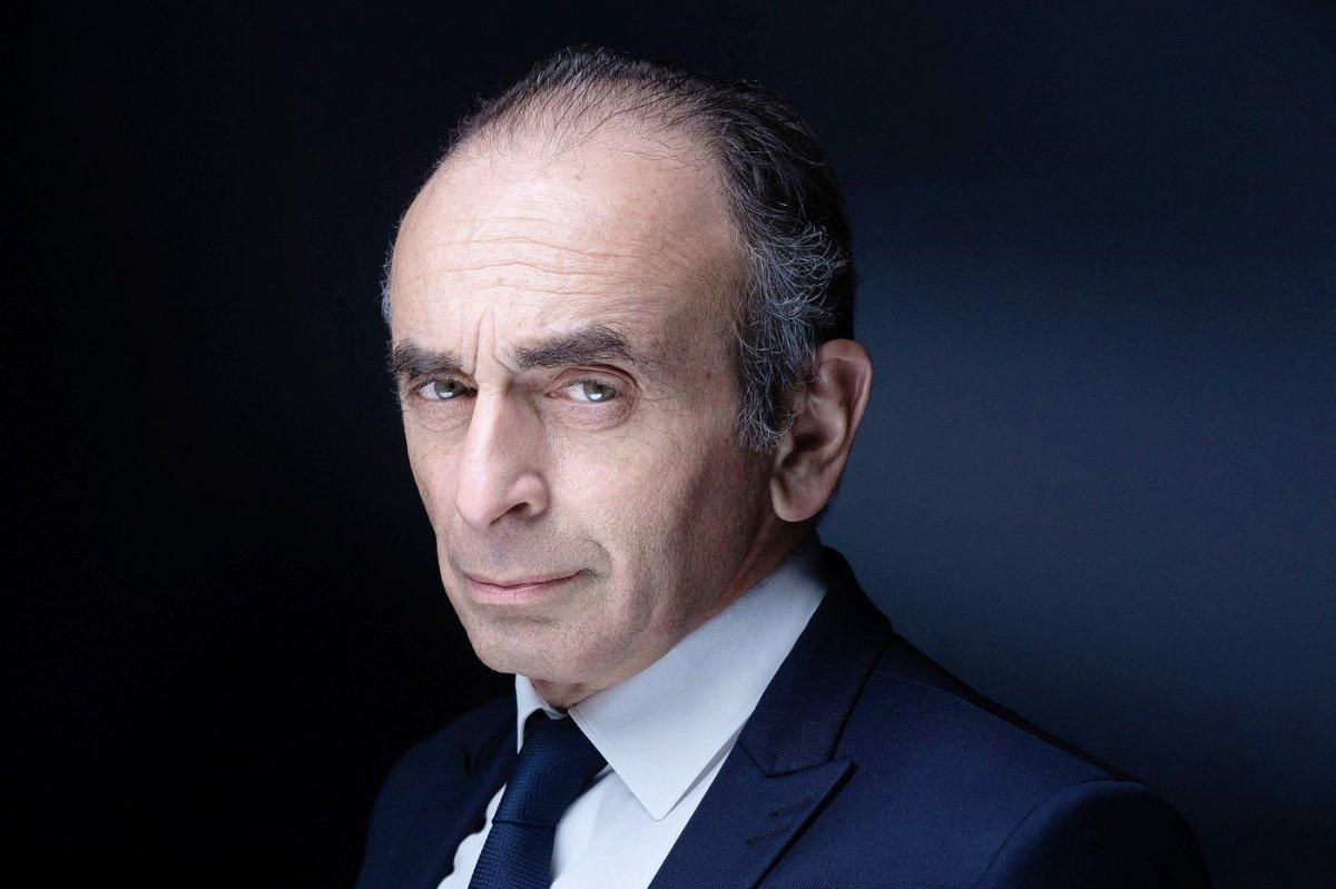 Fransa'da Macron'un rakibi Zemmour, protestocuya orta parmak gösterdi