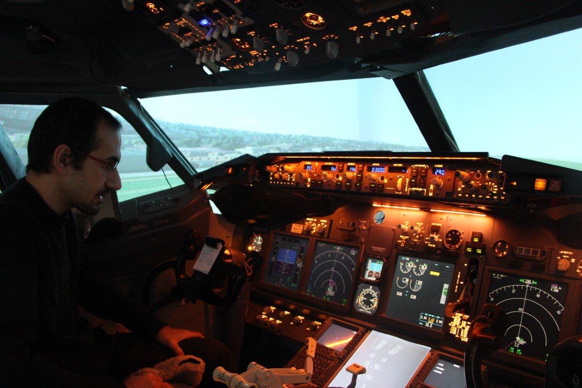 Trabzonlu Alihan, evinde uçak kokpiti yaptı