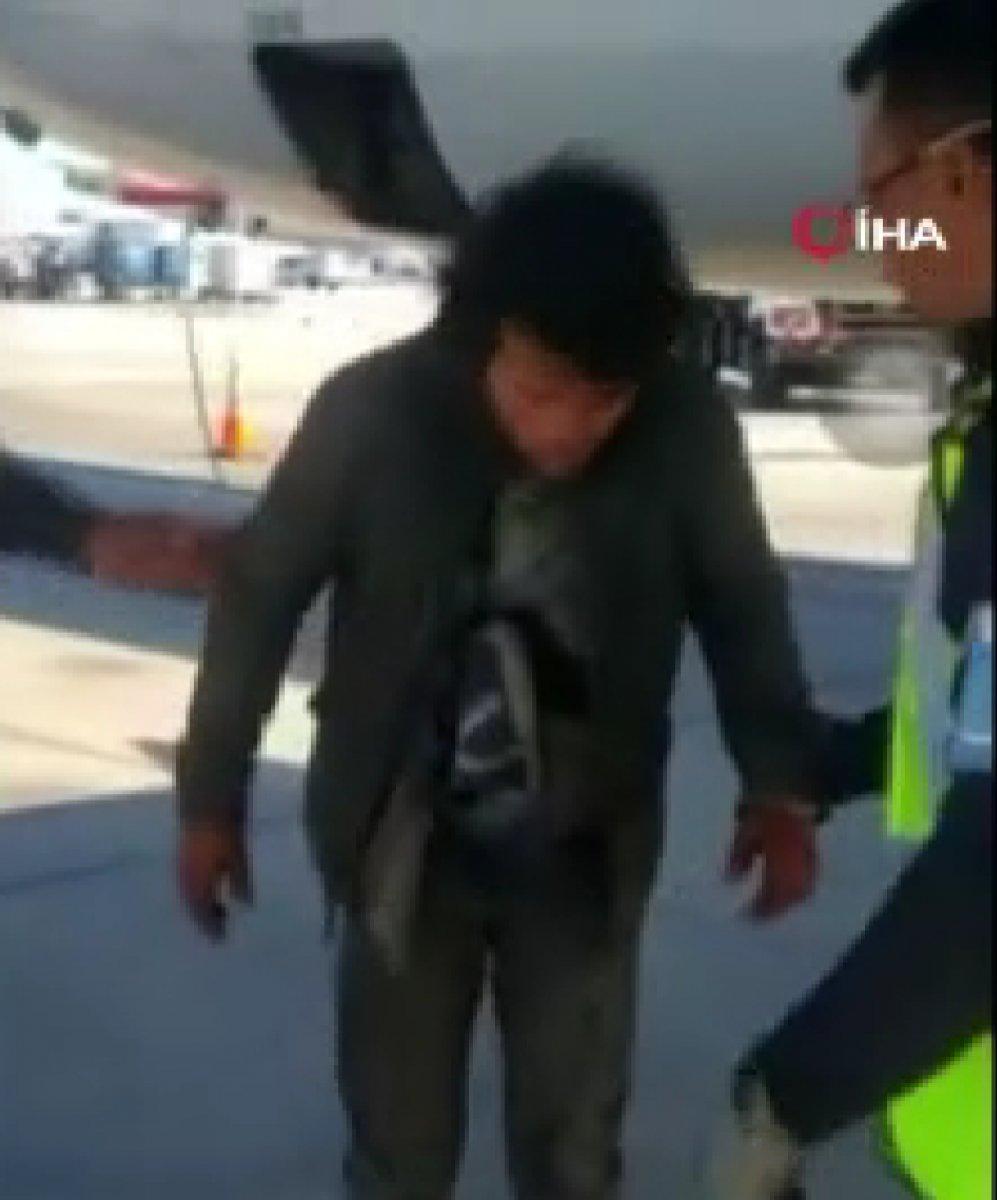 Guatemala’dan ABD’ye, uçağın iniş takımlarında geldi