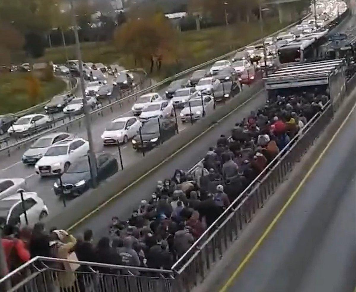 Altunizade metrobüs durağındaki yoğunluk kamerada