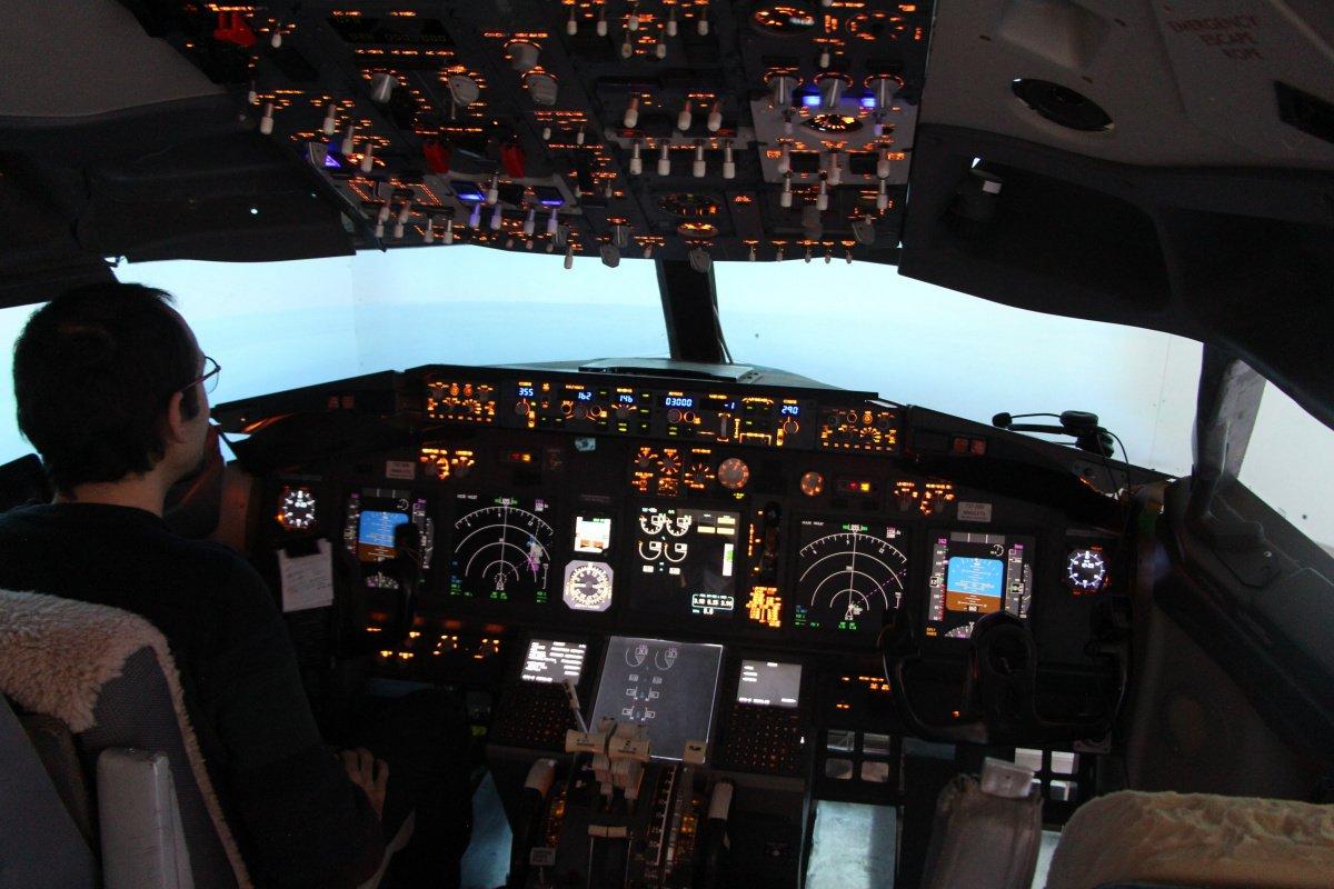 Trabzonlu Alihan, evinde uçak kokpiti yaptı