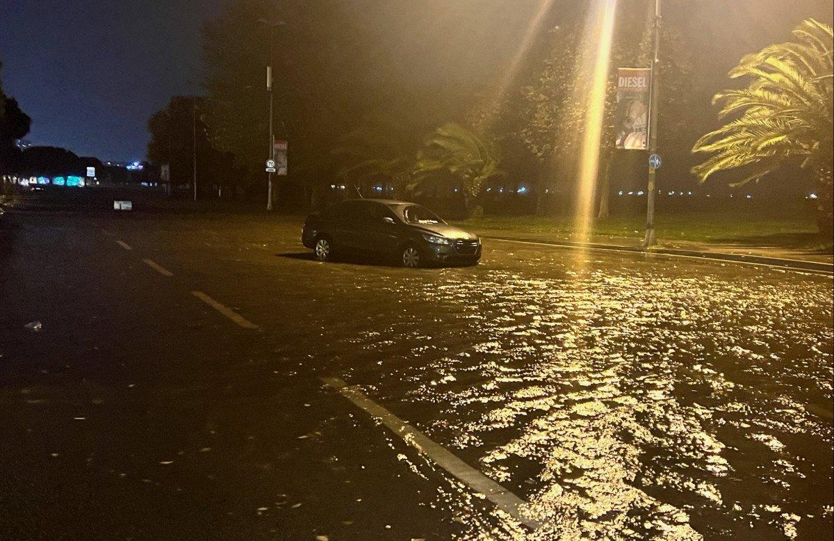 Kartal sahil yolu şiddetli yağış nedeniyle trafiğe kapatıldı