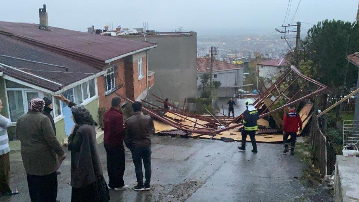 Kocaeli'de binanın çatısı uçunca çeyizleri böyle kaçırdı
