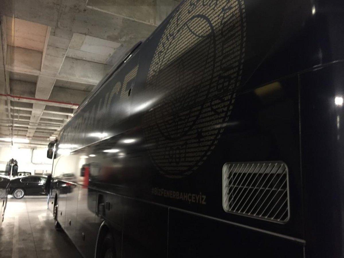 İzmir'de Fenerbahçe otobüsüne taşlı saldırı