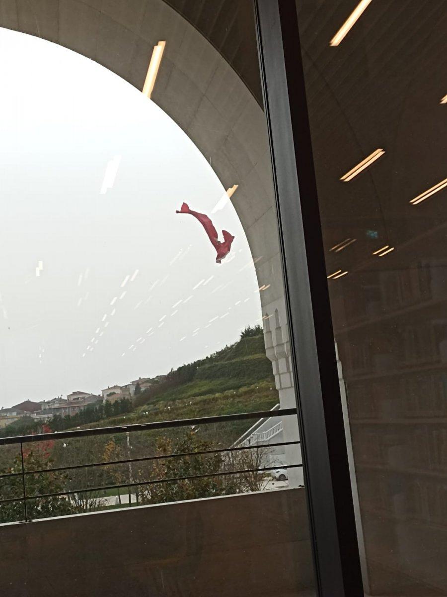Çamlıca Tepesi'ndeki dev bayrak koparak uçtu