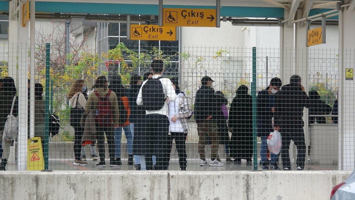 Bursa’da fırtına, metro seferlerini durdurdu