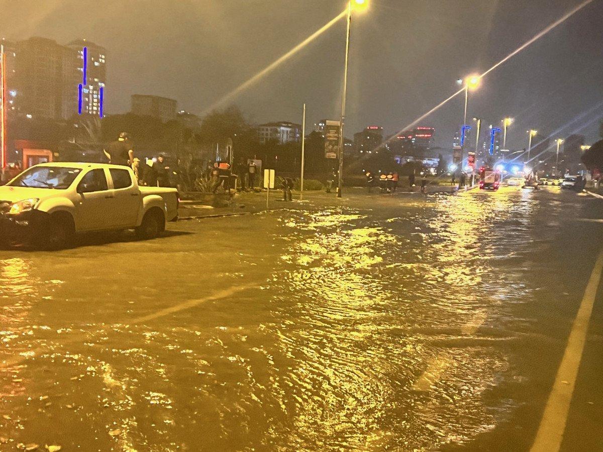 Kartal sahil yolu şiddetli yağış nedeniyle trafiğe kapatıldı