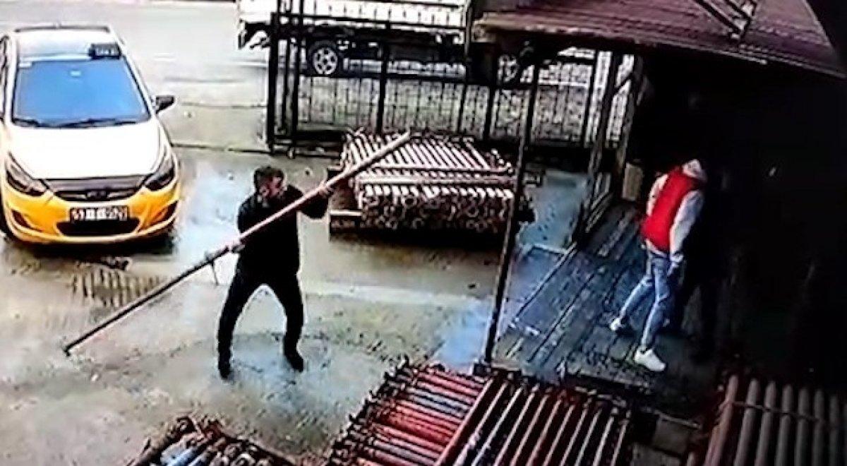 Rize’de, iş yerine bıçaklı ve demir çubuklu saldırı kamerada