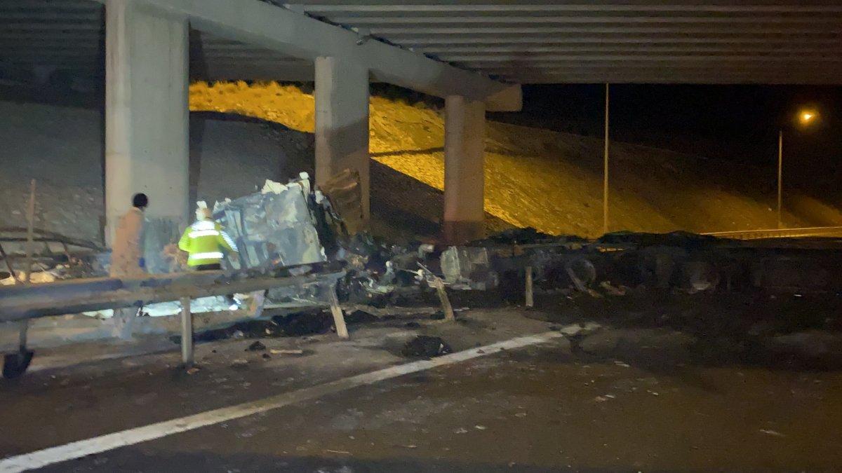 Niğde'de köprüden düşen tır cayır cayır yandı