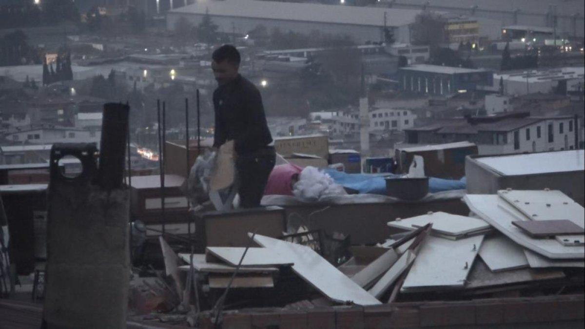 Kocaeli'de binanın çatısı uçunca çeyizleri böyle kaçırdı
